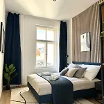 10 Minutes Charles Bridge Modern Apartment, Prague