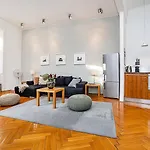 Elegant Old Town Apt With Balcony And Free Garage