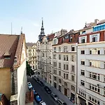 Elegant Old Town Apt With Balcony And Free Garage
