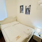 Warm And Cozy Apartment Design Center Of Prague