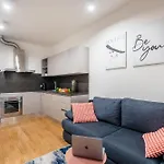 Spacious 3-Bedrooms Apartment Near Karlin Square