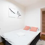 Spacious 3-Bedrooms Apartment Near Karlin Square