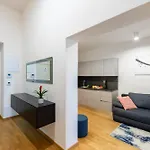Spacious 3-Bedrooms Apartment Near Karlin Square