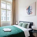 Spacious 3-Bedrooms Apartment Near Karlin Square