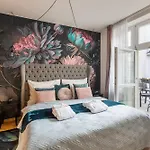 Decadent Art Deco Balcony Apartment In Old Town