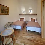 Queen Bee Apartments