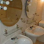 Dum U Zlateho Stromu / Guesthouse Golden Tree