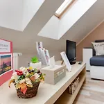 Jane\'S Attic Apartment
