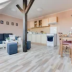 Jane\'S Attic Apartment