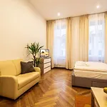 Vojtesska Apartment By Ruterra