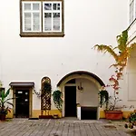 Loretanska Apartment By Rentego