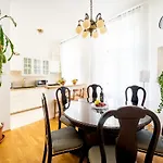 Luxurious Kafka Family Apt In Old Town