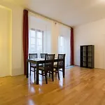 Elegant Apartment With Free Garage In The Center Of Prague
