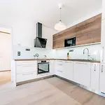Quiet & New Apartment Near City Center With Garage