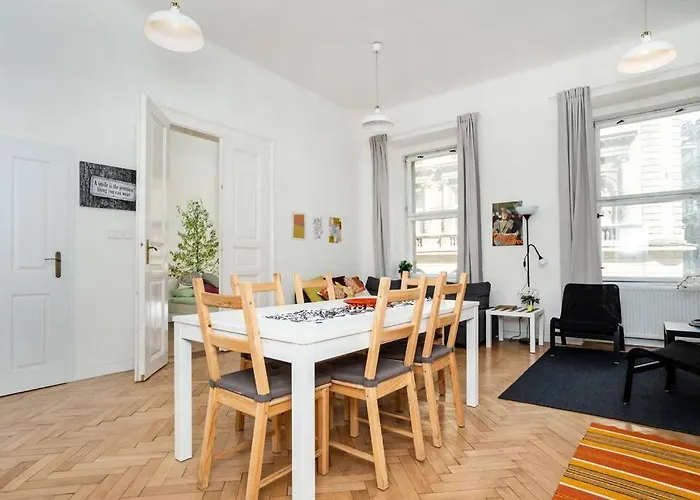 Bright, Spacious Apartment In The Historic Centre