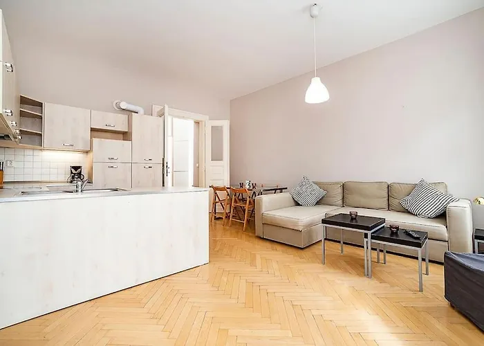 Cozy And Sunny Apartment In Uptown