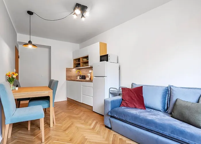 Popular Location / Street View / 4 Ppl / Netflix