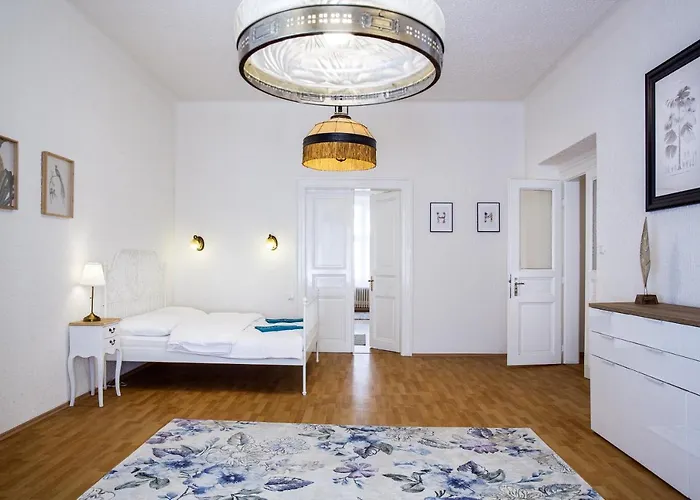 Large 3 Bdr Apt In The Heart Of Prague
