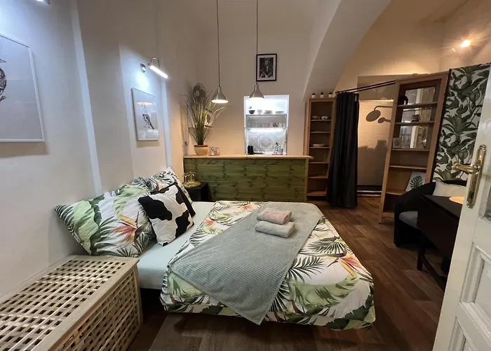 Fun Tiki Vibe Apartment / Charles Bridge / Netflix