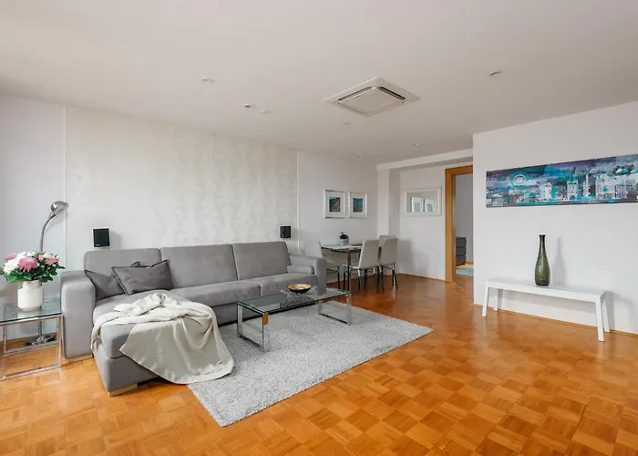 Roy 2 Bdr Apartment With Prague Castle View, Parking & Ac