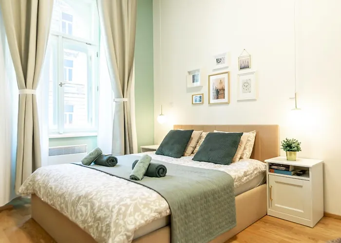 Modern & Spacious Apartment Near The Old Town