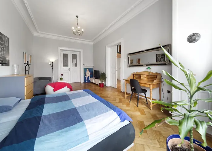 Mike\'S Huge Apartment