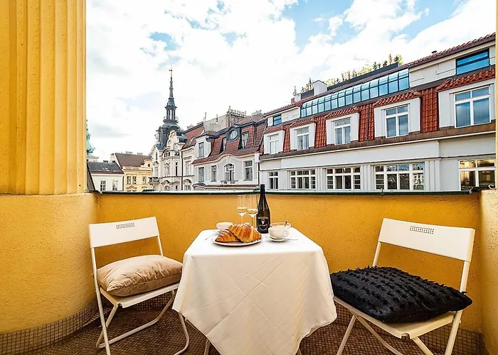 Elegant Old Town Apt With Balcony And Free Garage