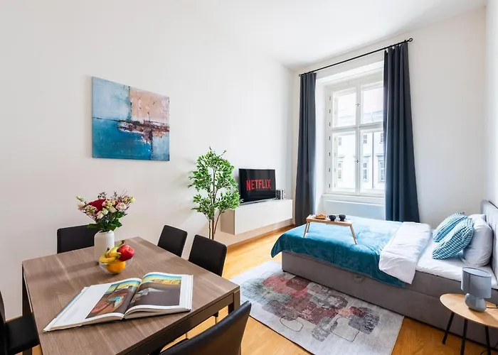 Spacious 3-Bedrooms Apartment Near Karlin Square