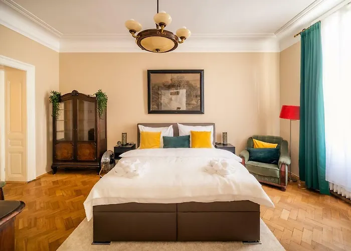 Luxurious Kafka Family Apt In Old Town