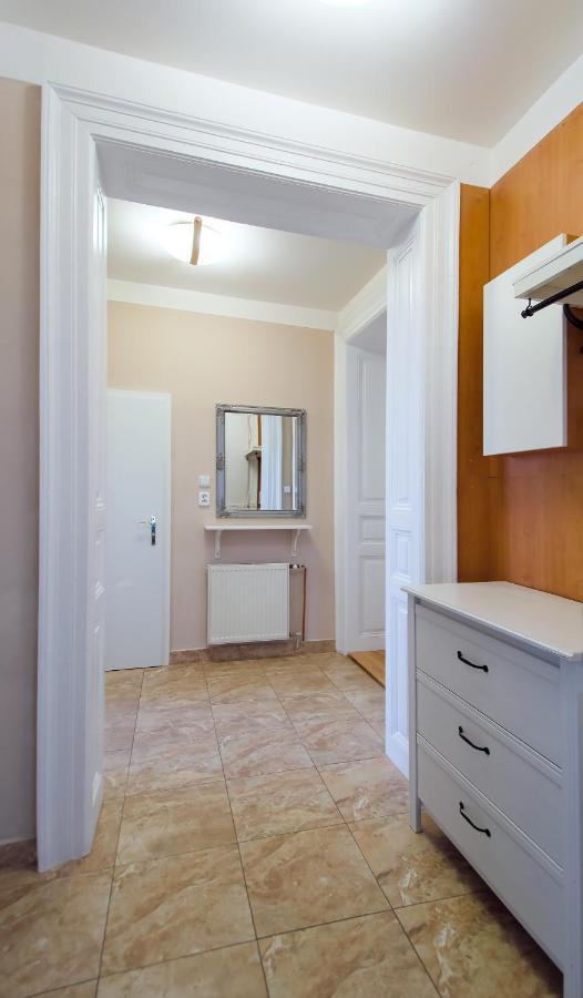 Center Legerova Apartment *