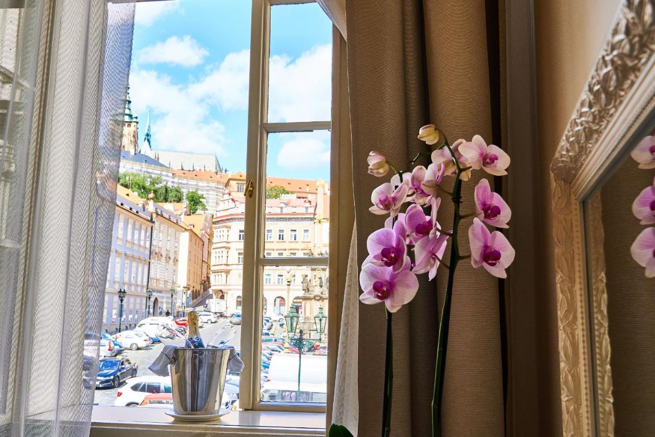 Three Golden Crowns Apart Otel Prag