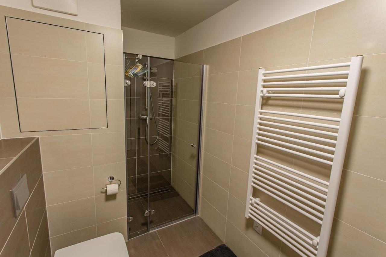 Spacious Terrace With Free Private Parking Daire Prag