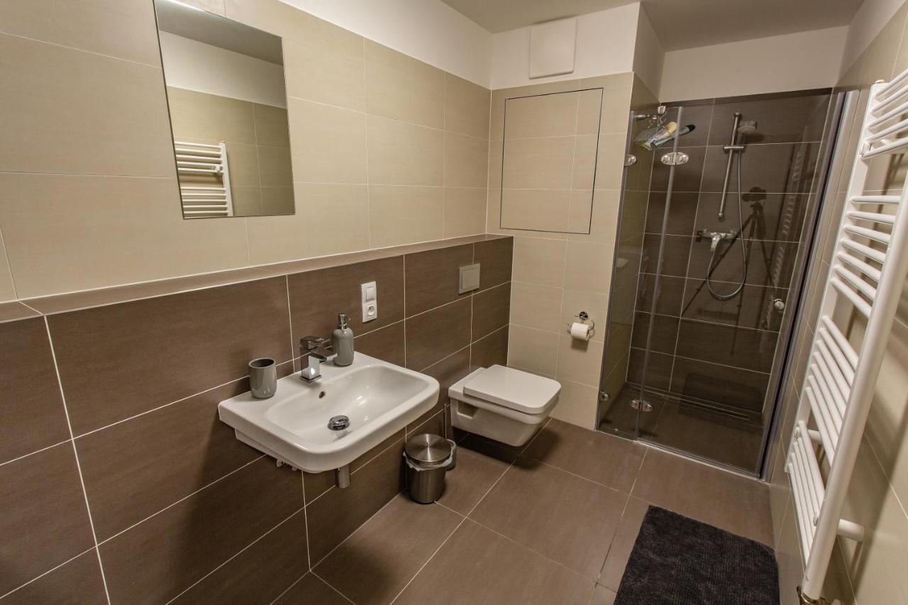 Daire Spacious Terrace With Free Private Parking