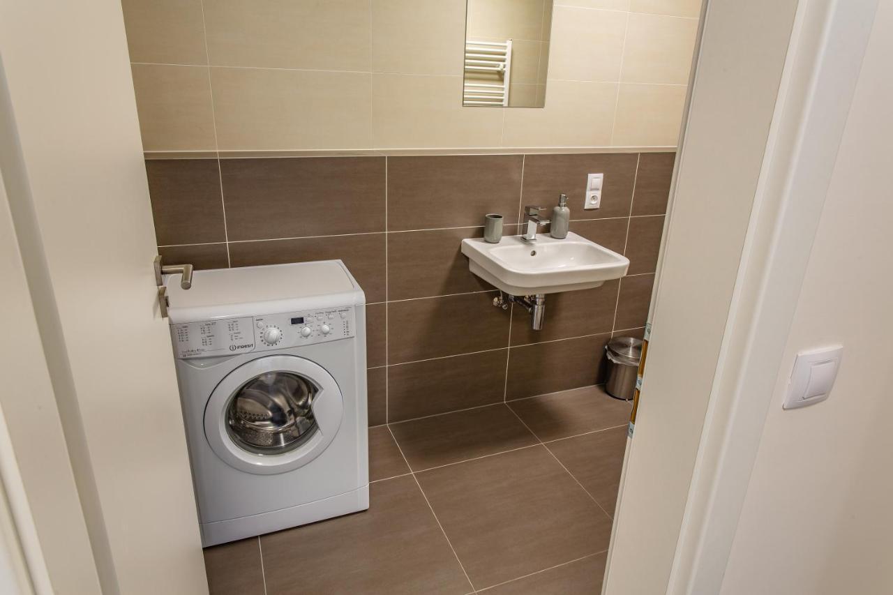 Spacious Terrace With Free Private Parking Daire Prag