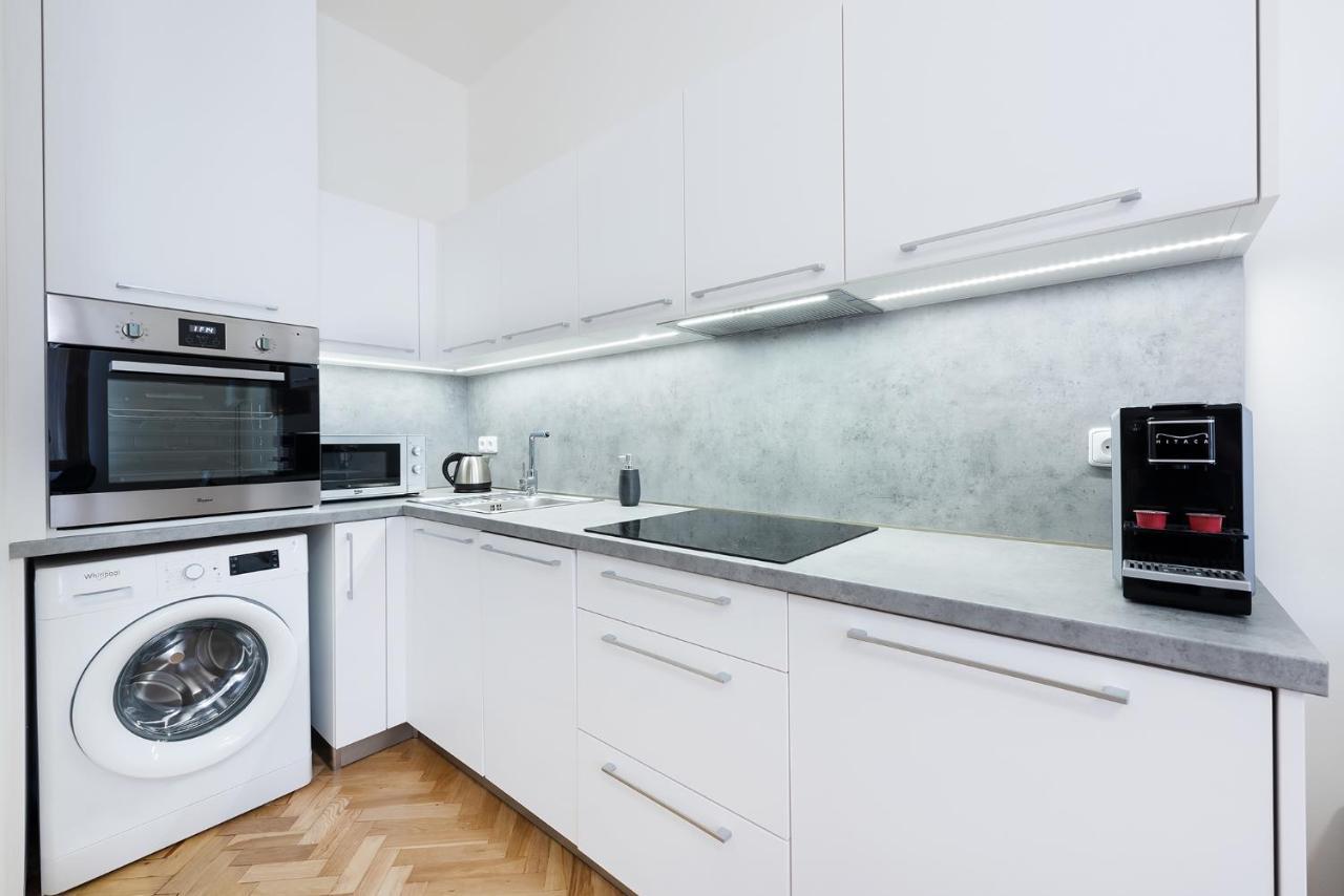 Roof Apartment *