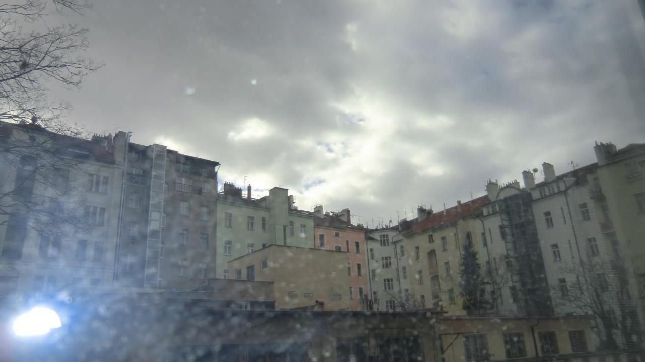 Hu * Prague