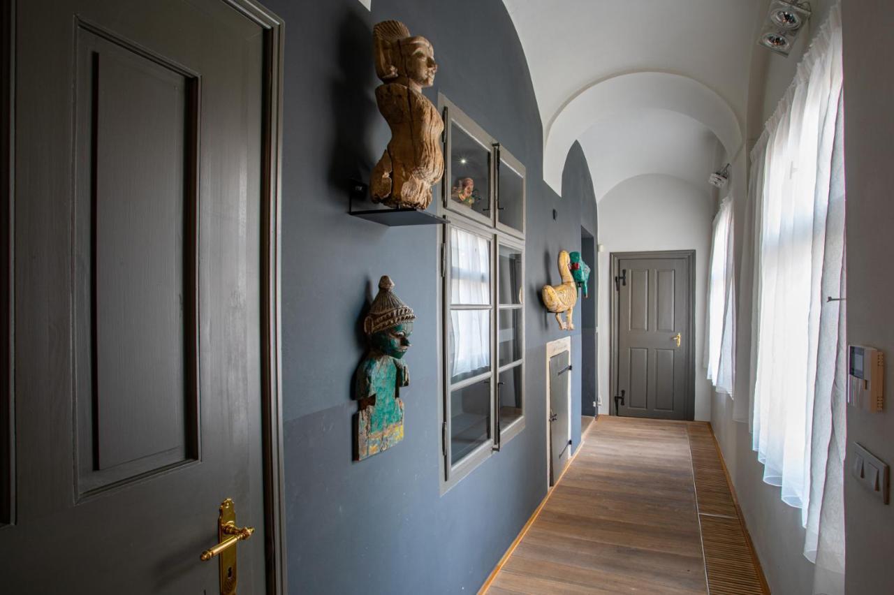Mostecka Apartment