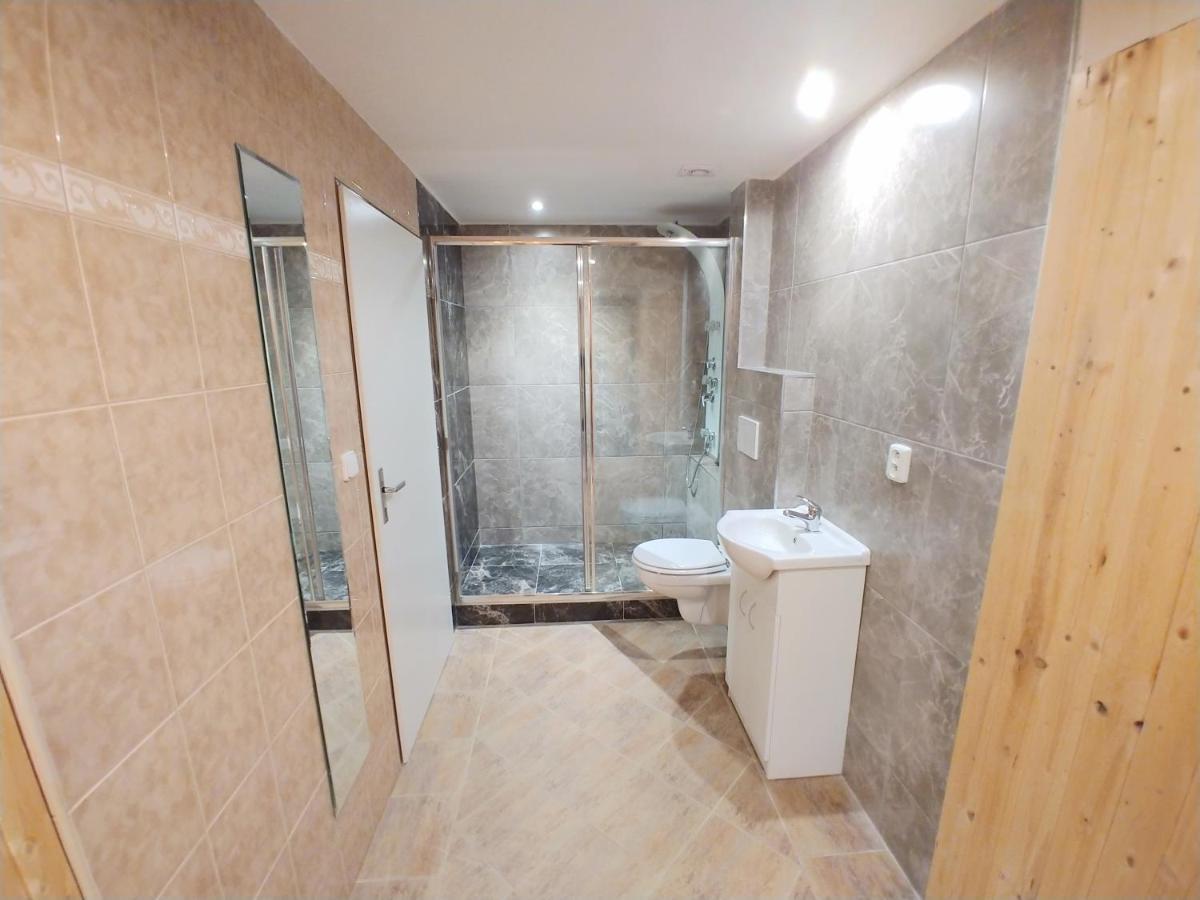 Wellness Studio Se Saunou A Virivkou Prague
