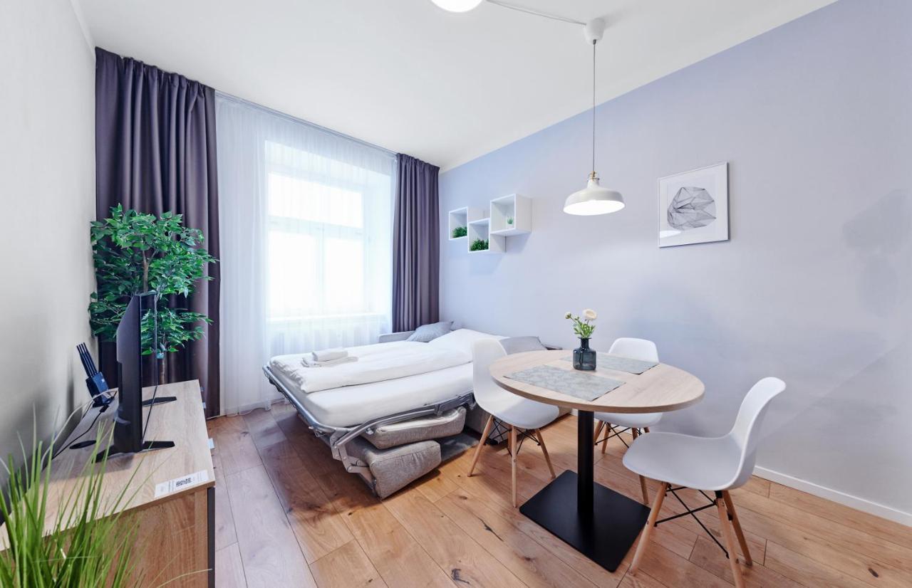 Honest Smichov Apartment *