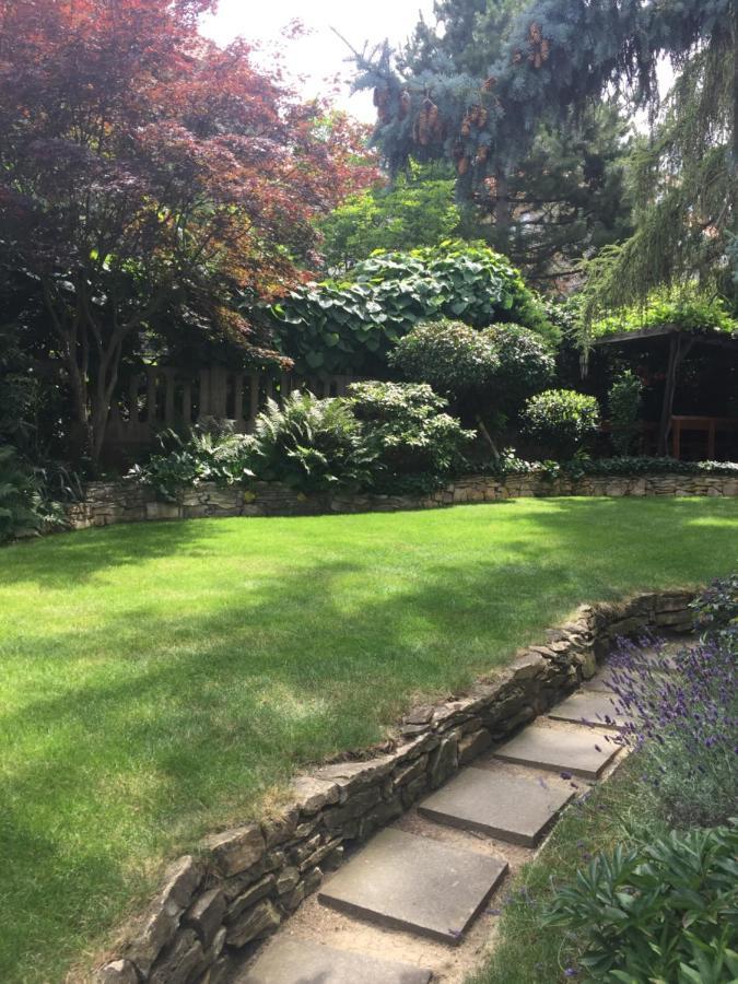 Daire Blue In Beautiful Style Garden With Atmosphere Prag