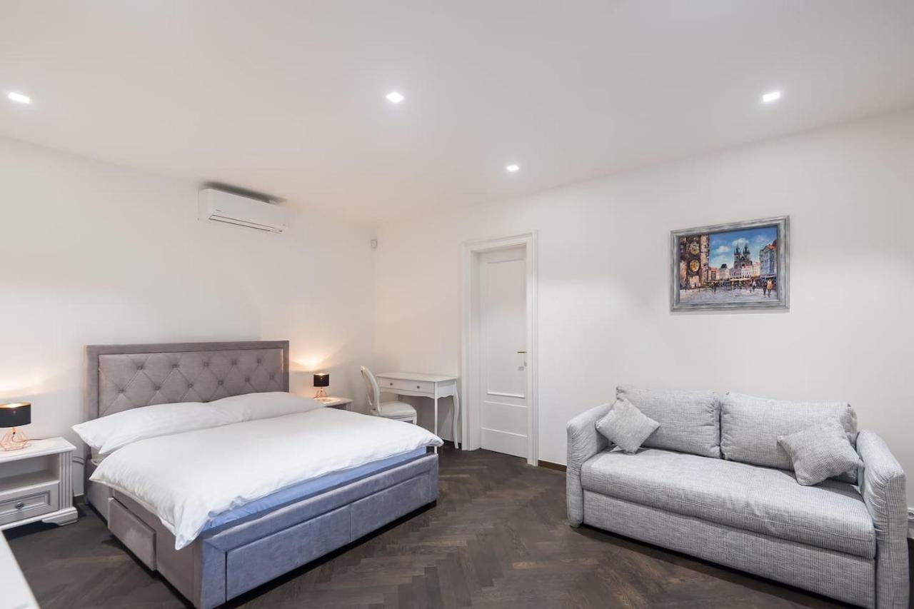 Palace Dlouha - Old Town Apartment
