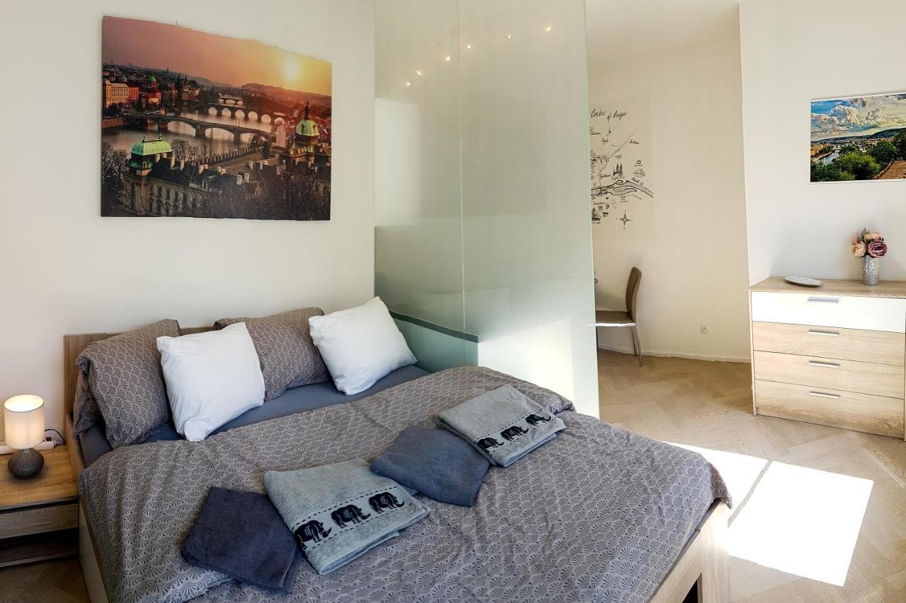 Onsite Free Garage Parking, 10min Centre By Bus Appartement Prague