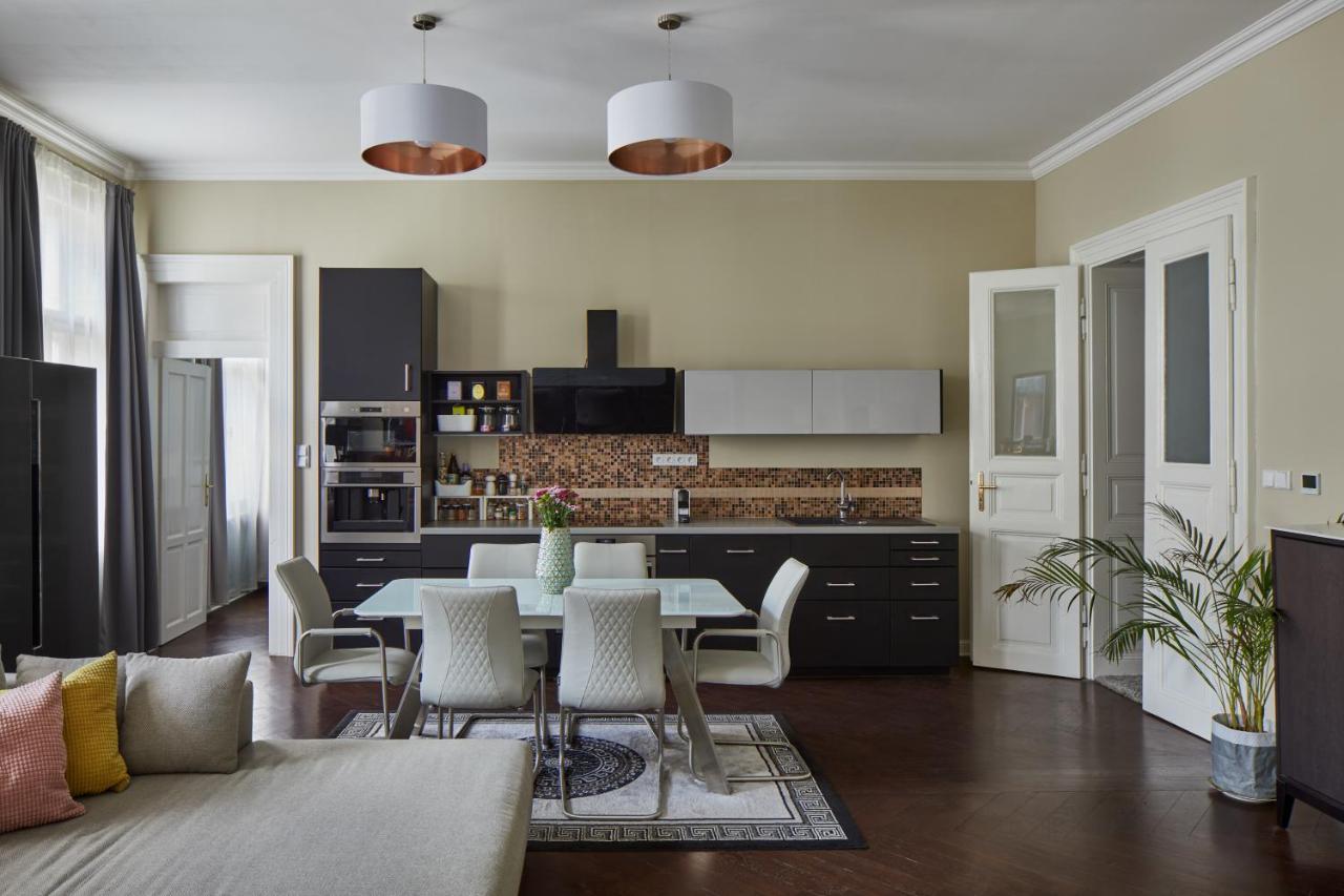 Homey In Lesser Town By Days Appartement