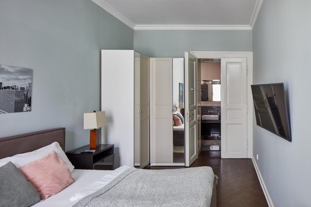 Homey In Lesser Town By Days Appartement *