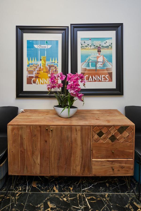 Homey In Lesser Town By Days Appartement
