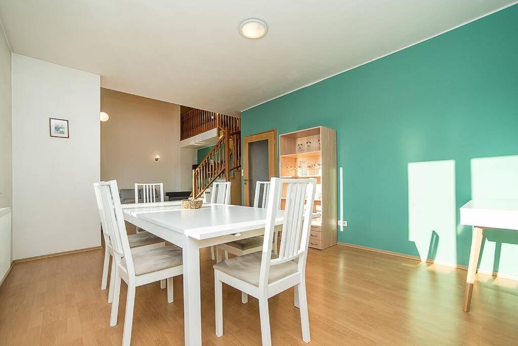 Great Terrace In Big, Flat Daire