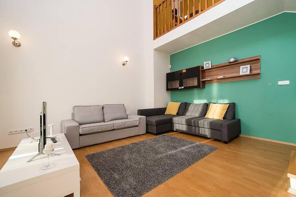 Great Terrace In Big, Flat Daire *