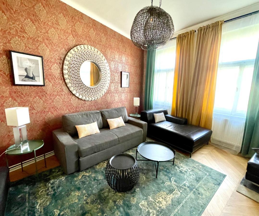 Outstanding In Center Apartment *