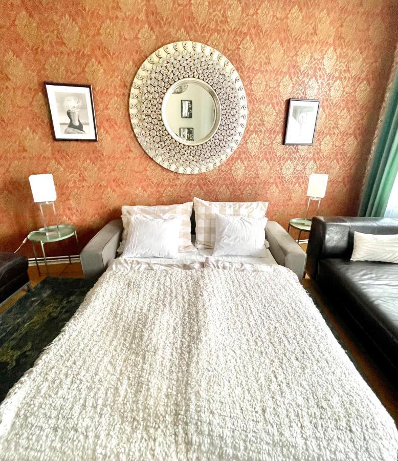 Outstanding In Center Apartment