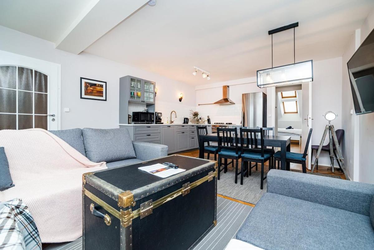 Central, Spacious, Modern 5 Bedrm Duplex W/balcony Appartement *